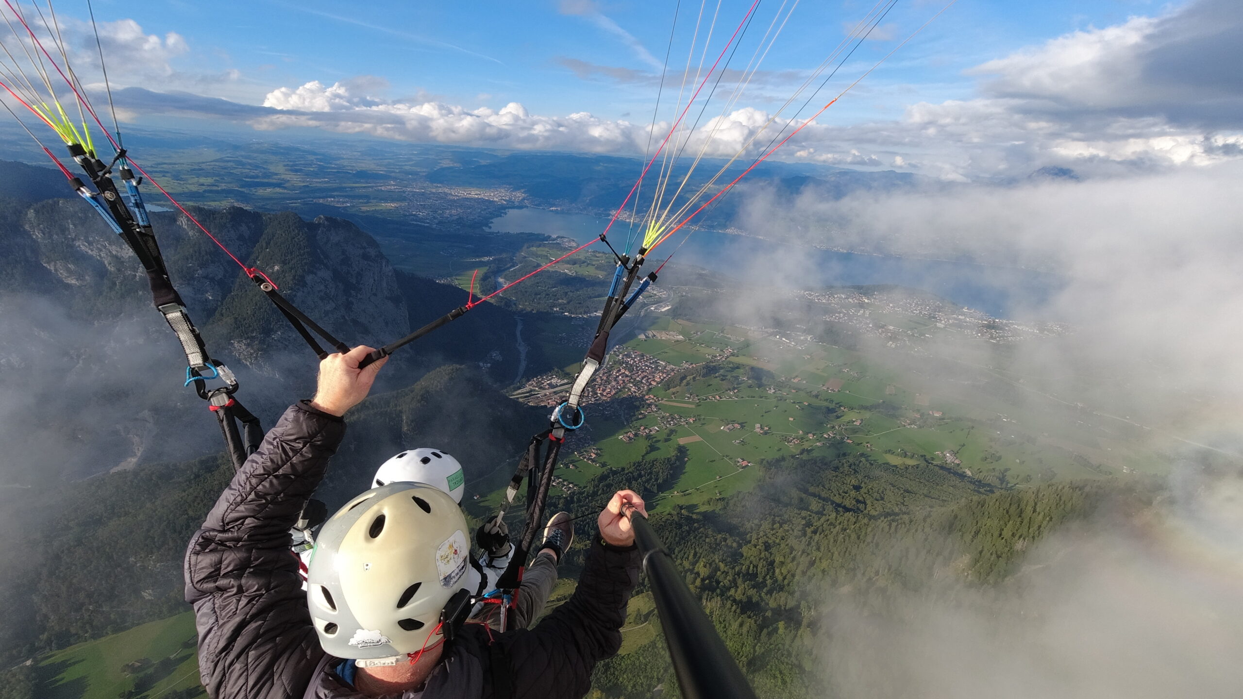 Gleitschirmflug-Bern über Wolken im Berneroberland