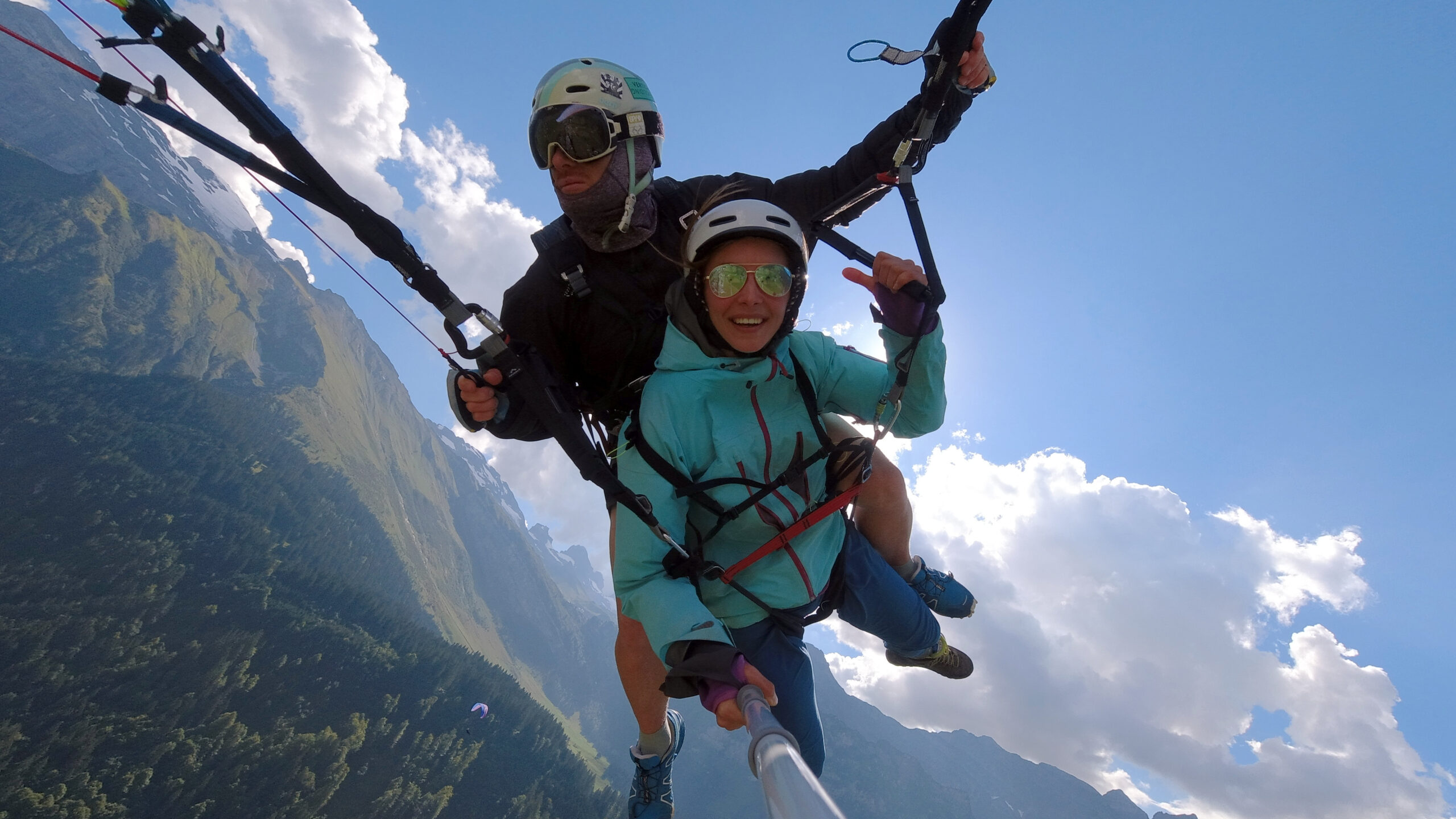 Thermikfliegen mit Wolkem im Hintergrund