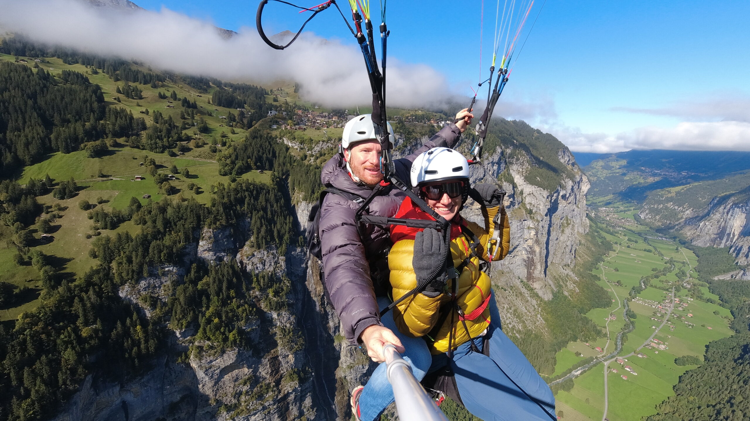 Ruhiger Morgenflug über einem Tal 